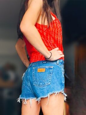 Vintage Wrangler cut-off Low-Rise Blue Denim Shorts with Frayed Hem